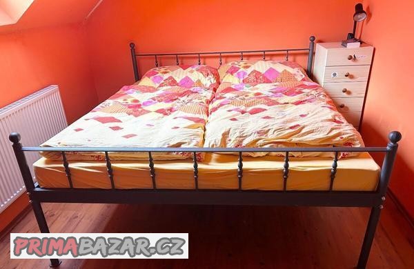 kovova-postel-s-matracemi