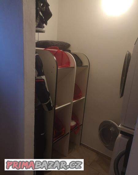 pradelnik-regal-skrin-policovy-regal