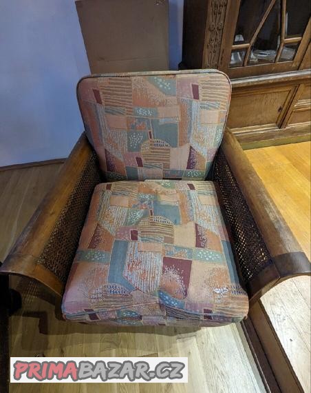 dve-starozitna-kresla-s-ratanovym-vypletem-boku