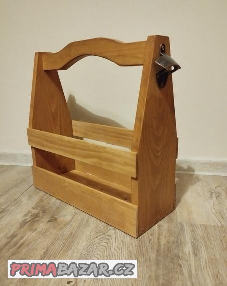 Dřevěná přepravka na pivo s otvírákem