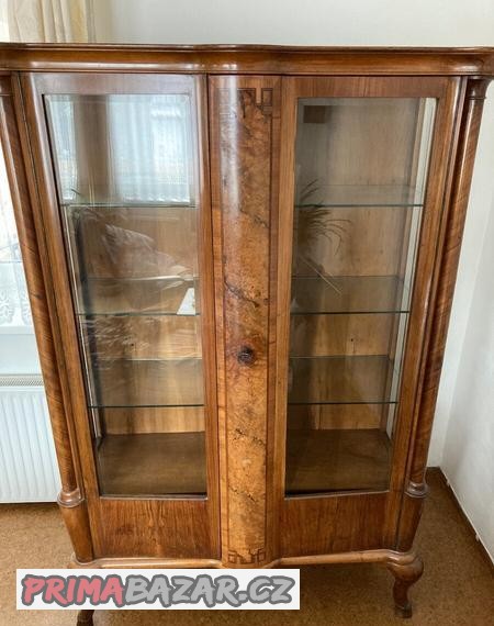 starozitny-sklenik-vitrina-v-peknem-stavu
