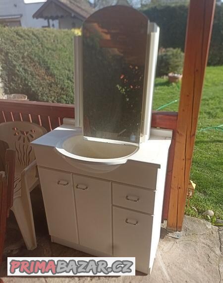 Koupelnová skříňka se zrcadlem