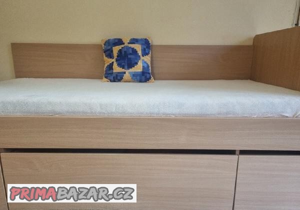 kvalitni-postel-s-uloznym-prostorem-a-nocnim-stolkem