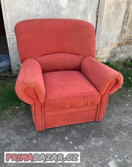 Velké masívní pohodlné křeslo
