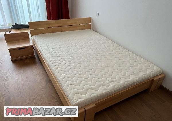 postel-s-matraci-a-nocnimi-stolky