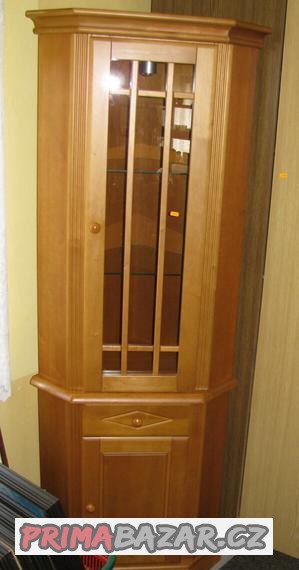 rohova-komoda-s-osvetlenou-vitrinou