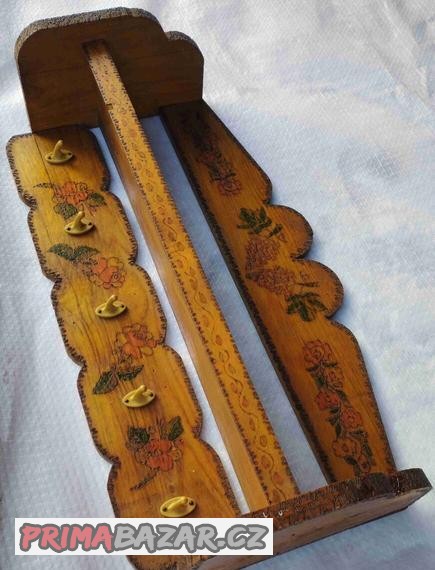 Stará vyřezávaná/vypalovaná polička