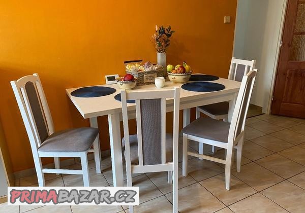 jidelni-rozkladaci-stul-a-zidle