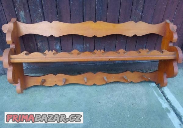 Dřevěná selská police