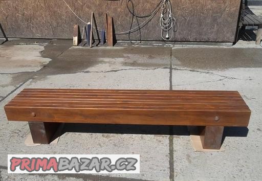 Bytelná venkovní lavice