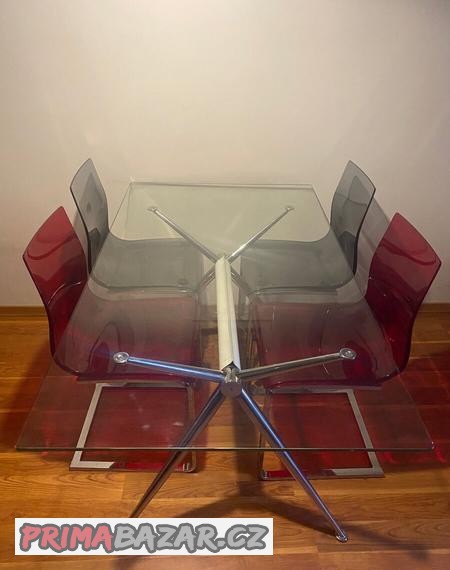 skleneny-stul-4-plastove-zidle