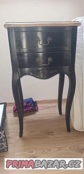 Značkový designový noční/odkládací stolek