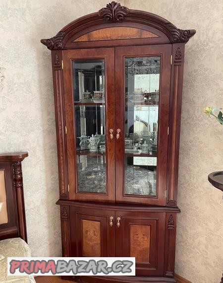 Rohová vyřezávaná prosklenná skříň