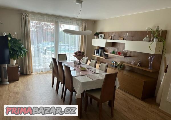 jidelni-stul-s-8-kozenymi-zidlemi