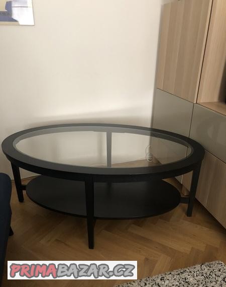 Dřevěný konferenční stolek se skleněnou deskou