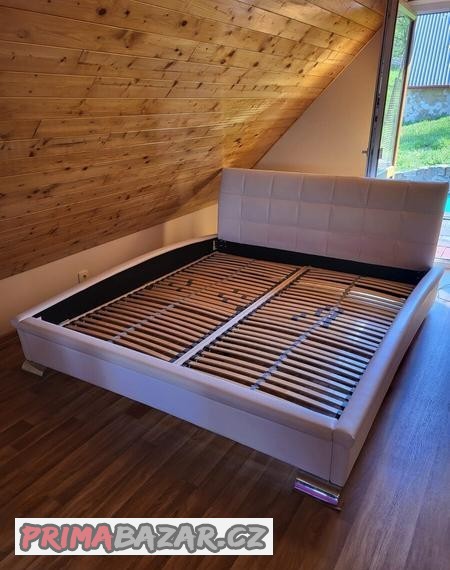 manzelna-postel-z-umele-kuze