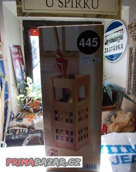 Dřevěný stojan na deštníky