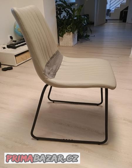 Židle 2 ks cena celkem 300 Kč