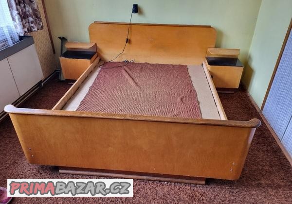 postel-s-nocnimi-stolky