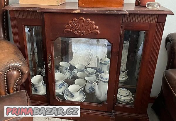 vitrina-starozitna-prosklena-se-zrcadlem
