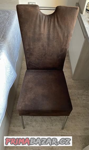 židle s hrubou hnědou látkou