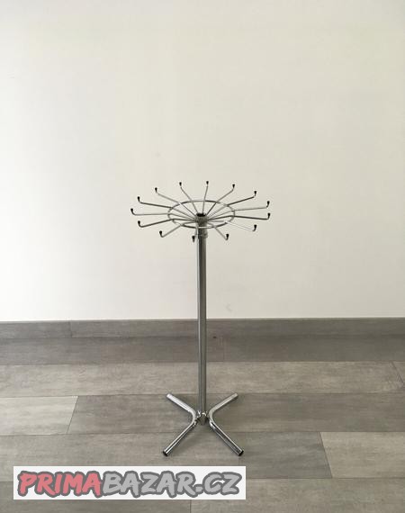 pultovy-stojanek-na-pasky-kravaty-doplnky-s-malym-jezkem