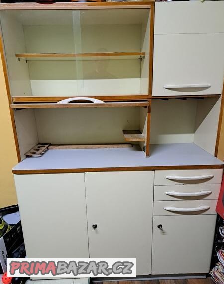 starsi-kredenc-ve-velmi-dobrem-stavu-zdarma