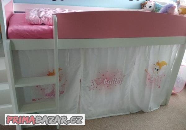 palanda-patrova-postel-se-skrini-a-policemi