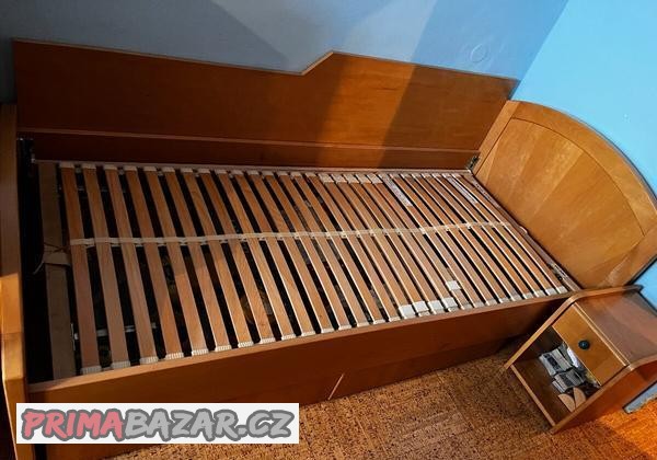 postel-s-nocnim-stolkem-a-uloznym-prostorem