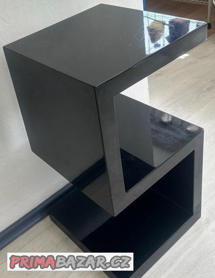 odkladaci-stolek-ve-tvaru-s