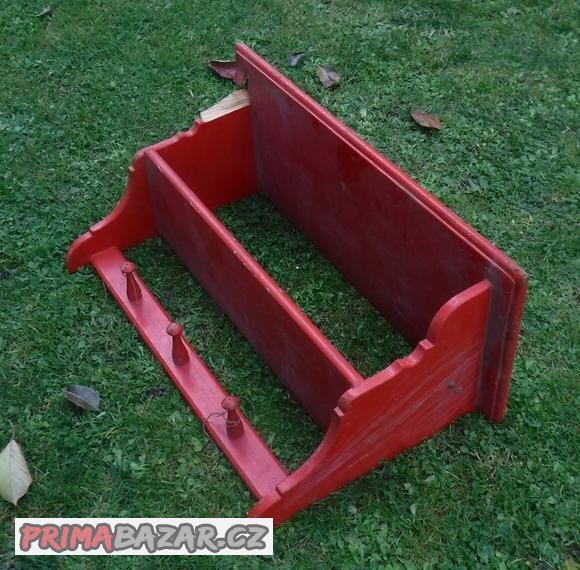 Závěs.poličky,deska šic.stroje, dětské skládací židličky