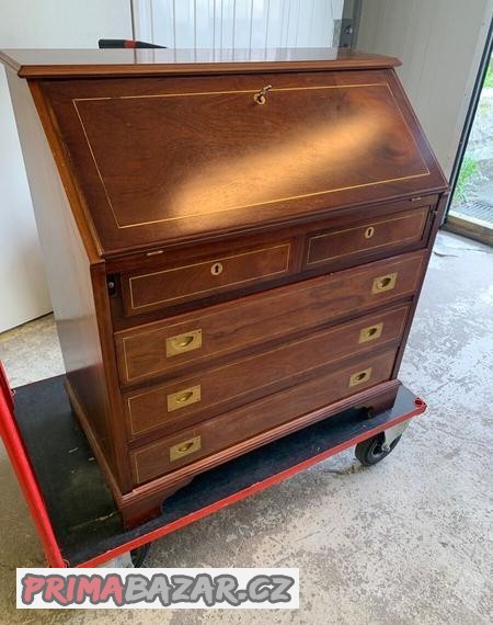 Stul. Stolek. Psaci stul. Replika