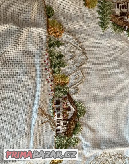 Vyšívaný ubrus, pěkný