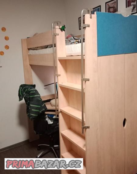postel-se-skrini-a-psacim-stolem