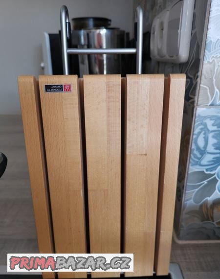 dřevěný masivní stojan na nože- na zavěšení
