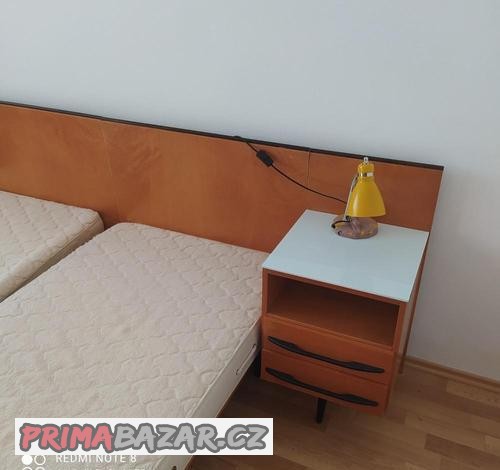 retro-manzelske-dvojluzko-nocni-stolek-matrace