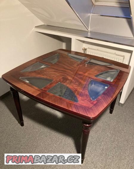 Dřevěný stůl se skleněnými výplněmi rozkládací