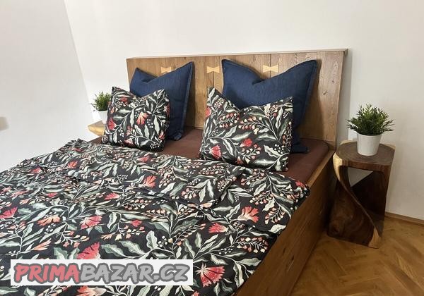 nabizim-k-prodeji-masivni-drevenou-postel