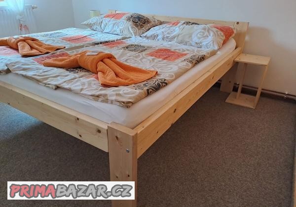 drevena-manzelska-postel