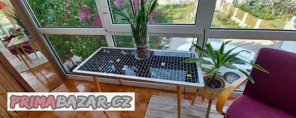retro skleněný mosaikový stůl