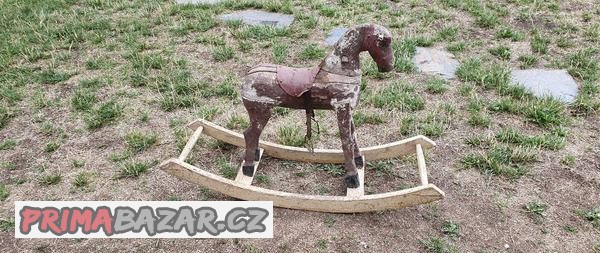 historicky-houpaci-konik-retro