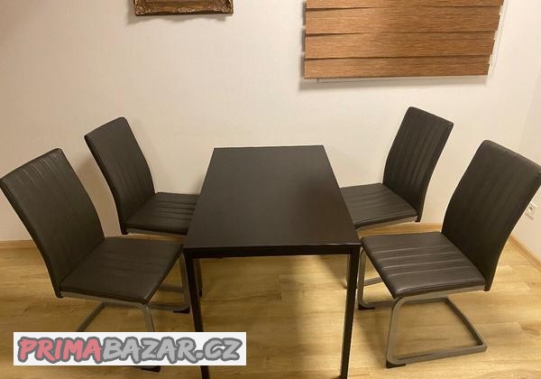 Jídelní stůl se židlemi