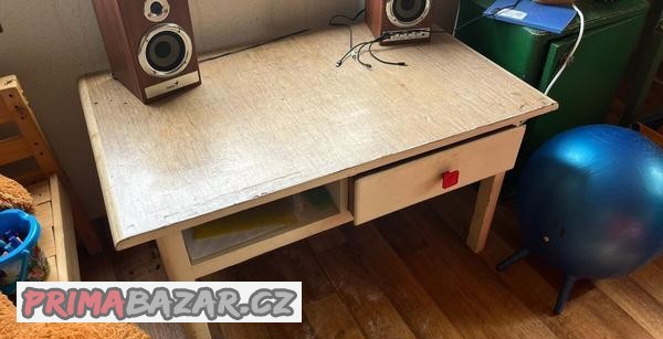 Retro stolek z chaty