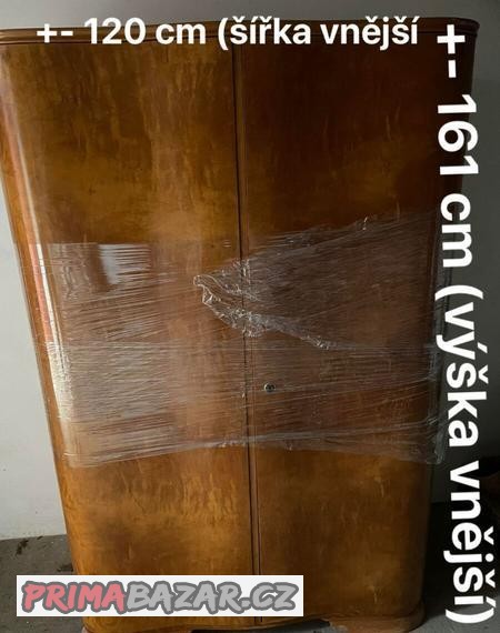 starožitná šatní skříň z 50 let