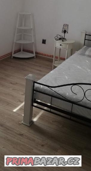 prodej-kovove-postele-rezervovano