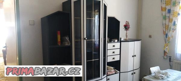 PRODÁM STARŠÍ STĚNU 4 m .Díly po 80 cm.+DVA DÍLY NA DALŠÍ FO