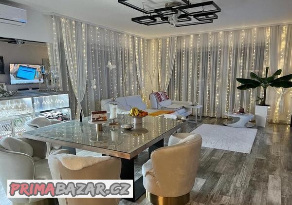 jidelni-masivni-stul