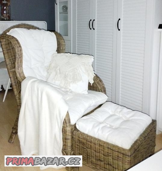 kreslo-ratanove-s-podnozkou