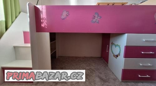 detska-vyvysena-postel-s-uloznymi-prostory-a-supliky