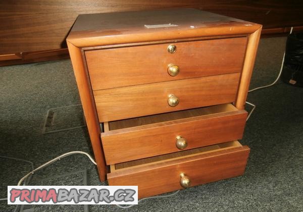 skrinky-se-zasuvkami-na-koleckach-od-500-kc